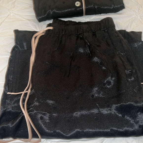 NWT Victoria’s Secret Satin PJ Set - Picture 4 of 4